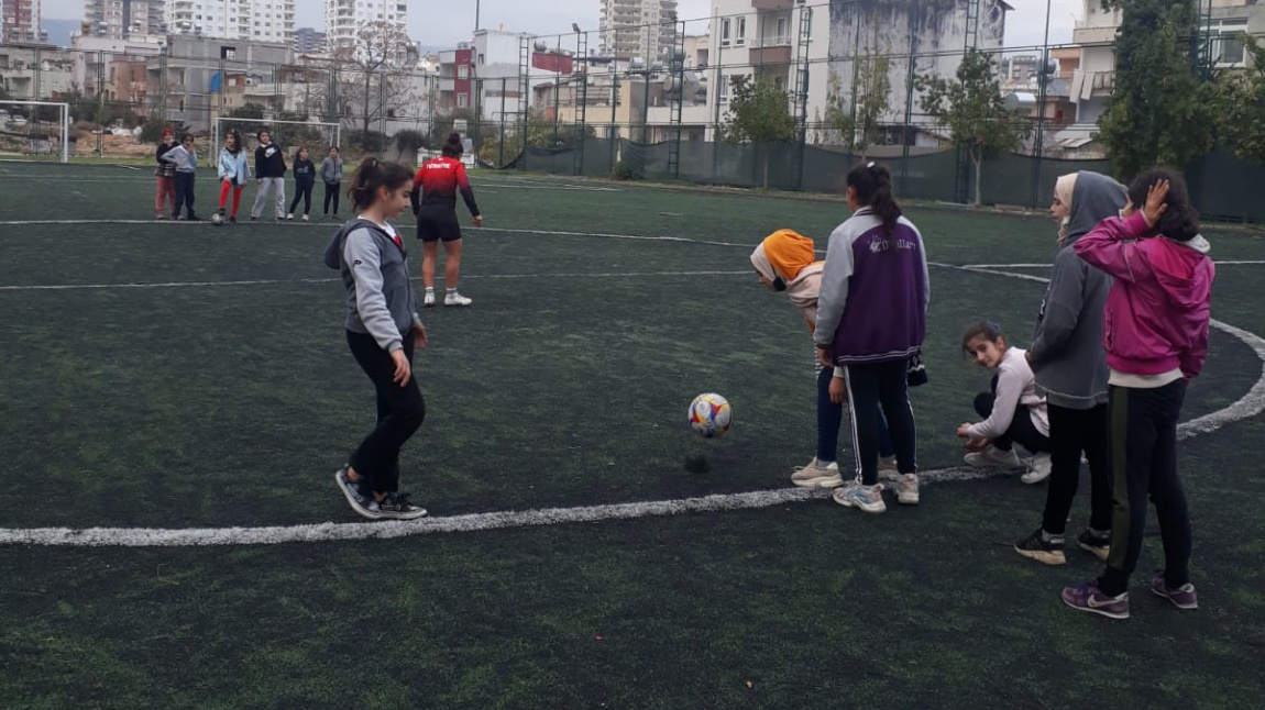 Yenişehir Belediyesi okulumuz Şahin Tepesi yıldızlarına haftada 2 gün futbol kursu veriyor