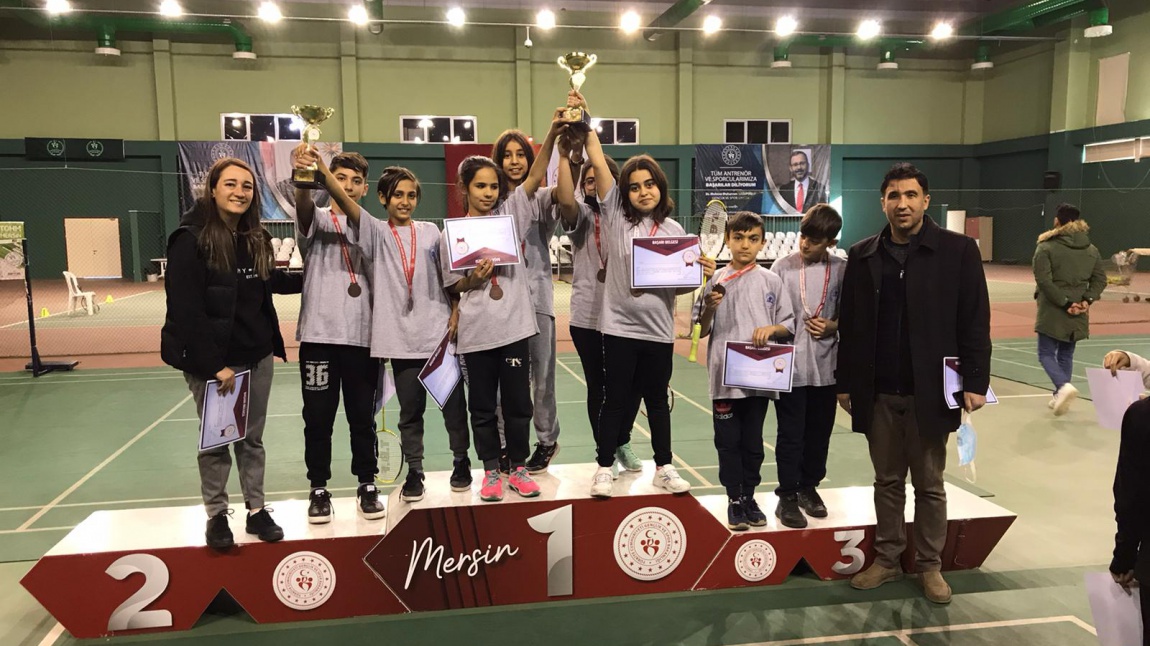 Emine Uysal öğretmenimizin hazırladığı badminton takımımızdan kısa sürede çifte kupa başarısı!